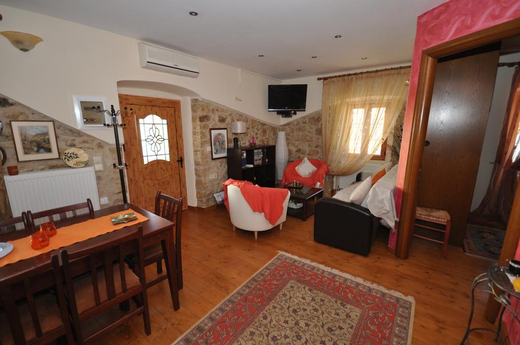 Villa Makrades باليوكاستريتسا المظهر الخارجي الصورة
